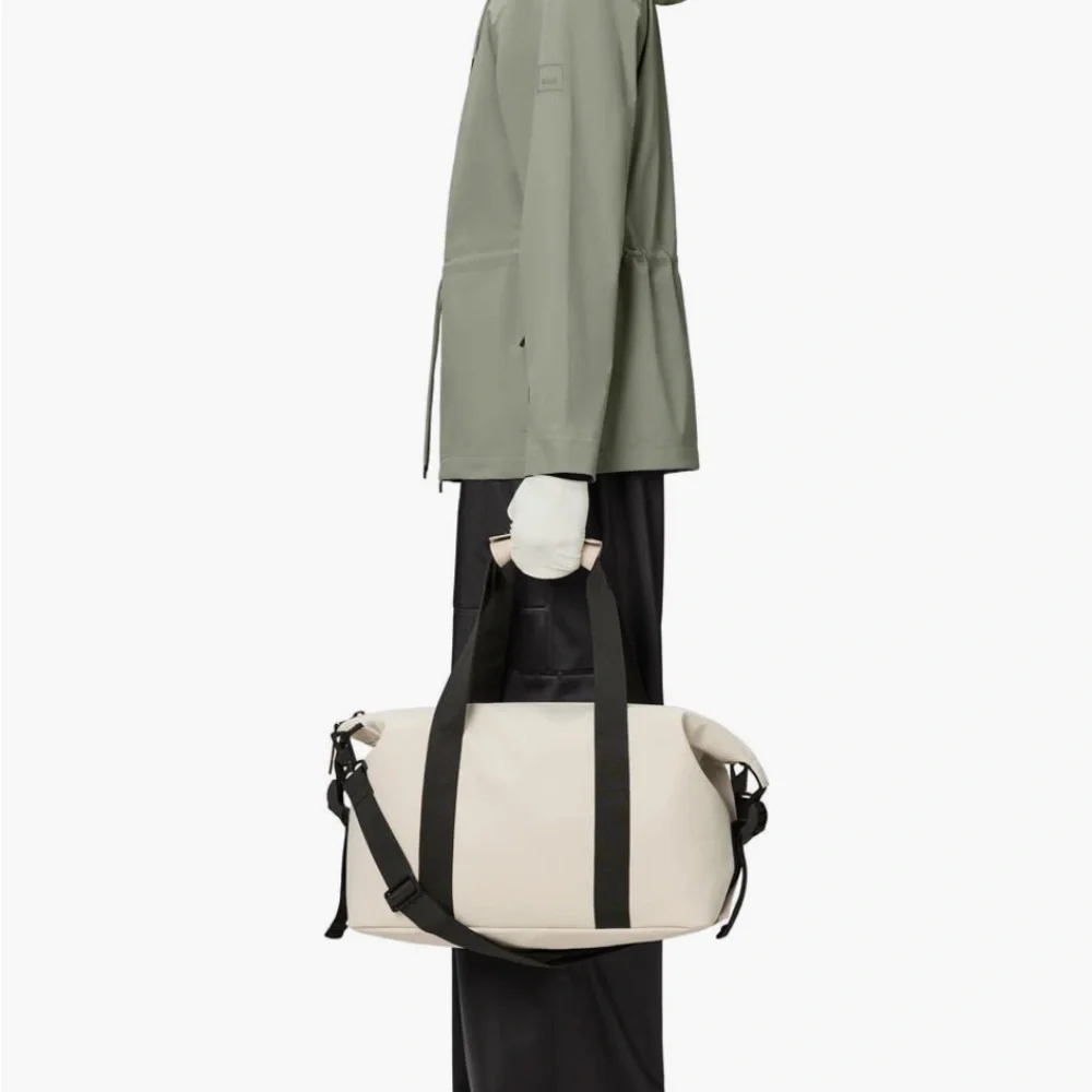 ⌛️sale⌛️NWT Rains Hilo Weekender Waterproof Duffle Bag in Dune